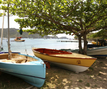 Bucht von Bequia mit Fischerbooten im Vordergrund und zahlreichen ankernden Jachten im Hintergrund