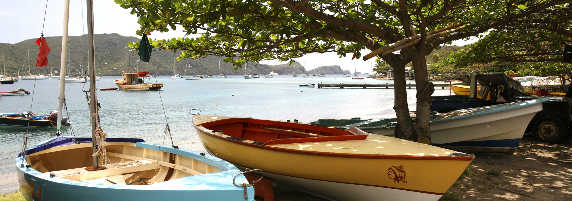 Bucht auf Bequia mit Fischerbooten und Jachten