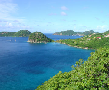 Blick über die Insel Terre de Haut auf den Iles des Saintes vor Guadeloupe