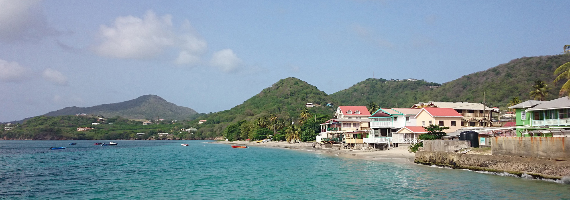 Hillsborough auf Carriacou mit Holzhäusern und Sandstrand