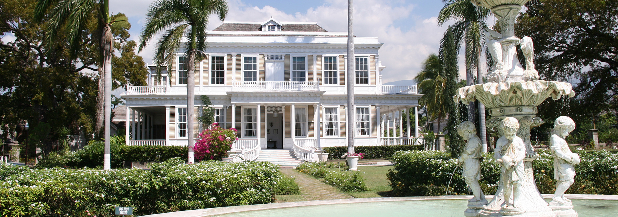 Devon House in Kingston mit Springbrunnen im Vordergrund