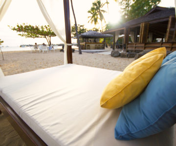 Ruheliege am Strand eines Luxushotels auf Grenada