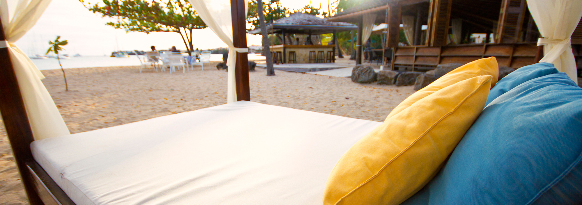 Ruhelounge am Strand in einem luxuriösen Hotel auf Grenada