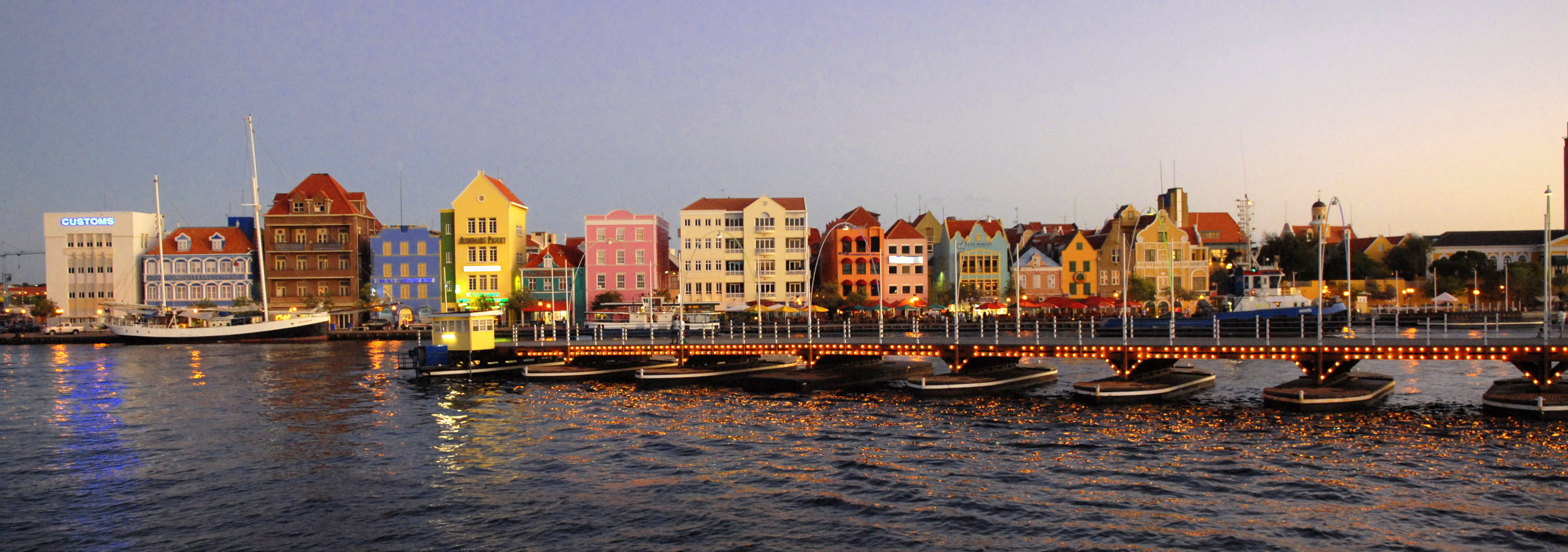 Skyline von Willemstad auf Curacao am Abend