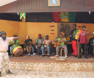 Musiker auf einer Bühne in Nine Miles, Jamaica