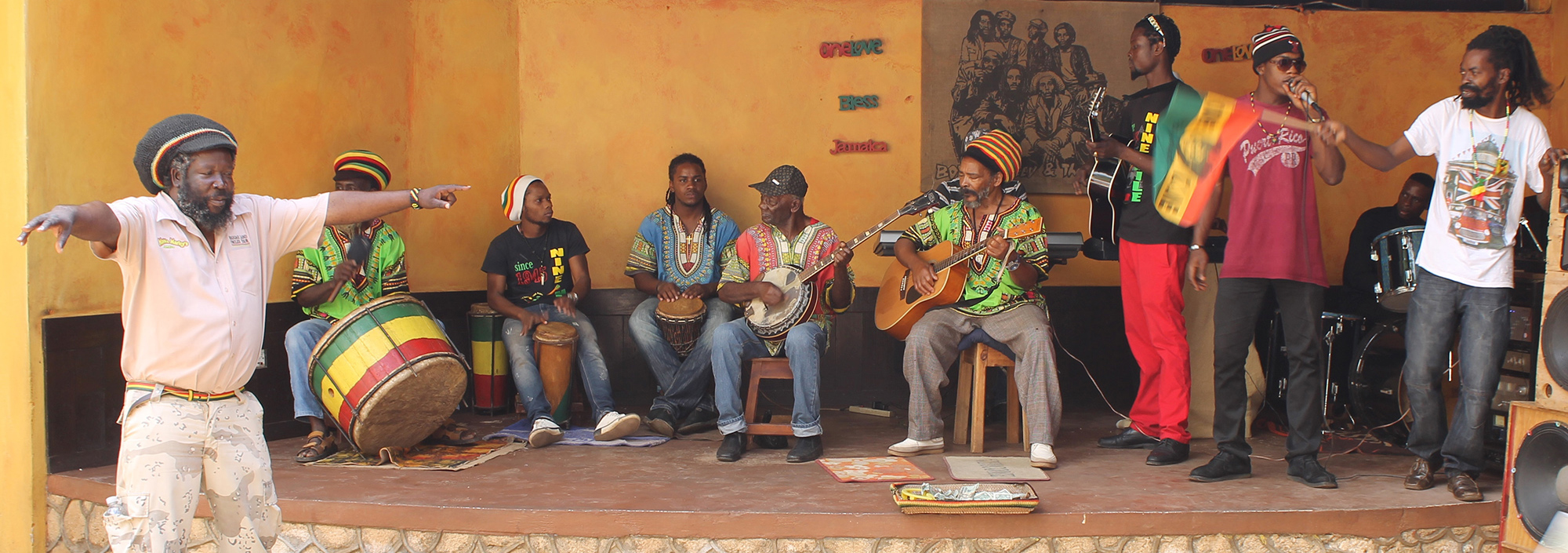 Musiker auf einer Bühne in Nine Miles, Jamaica