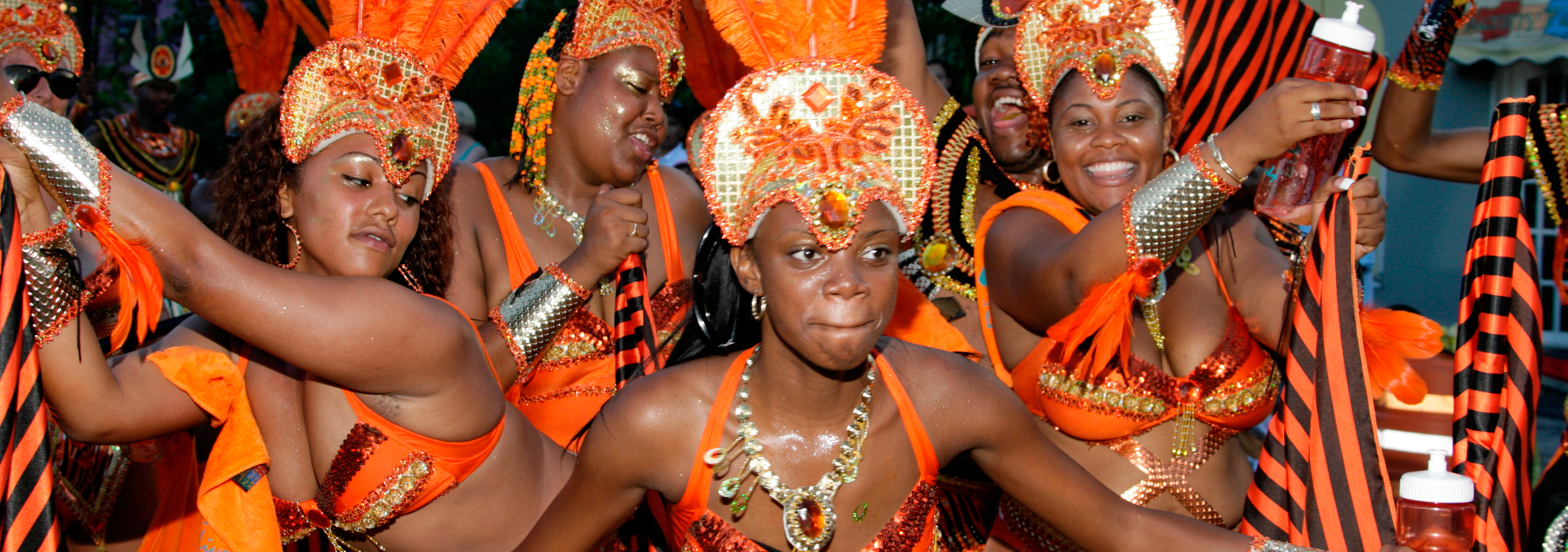 Frauen in orangenen Kostümen beim Karneval