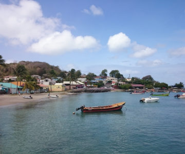 Bucht von Sainte-Anne mit Fischerbooten auf Martinique