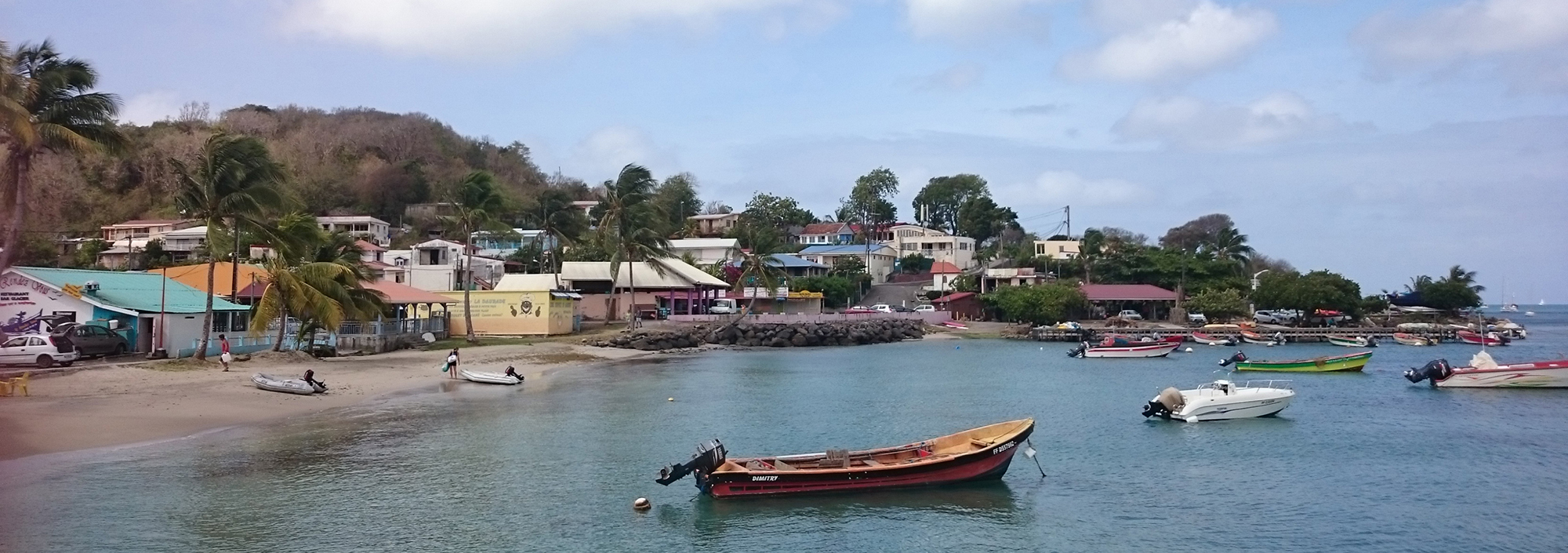 Bucht von Sainte-Anne mit Fischerbooten auf Martinique