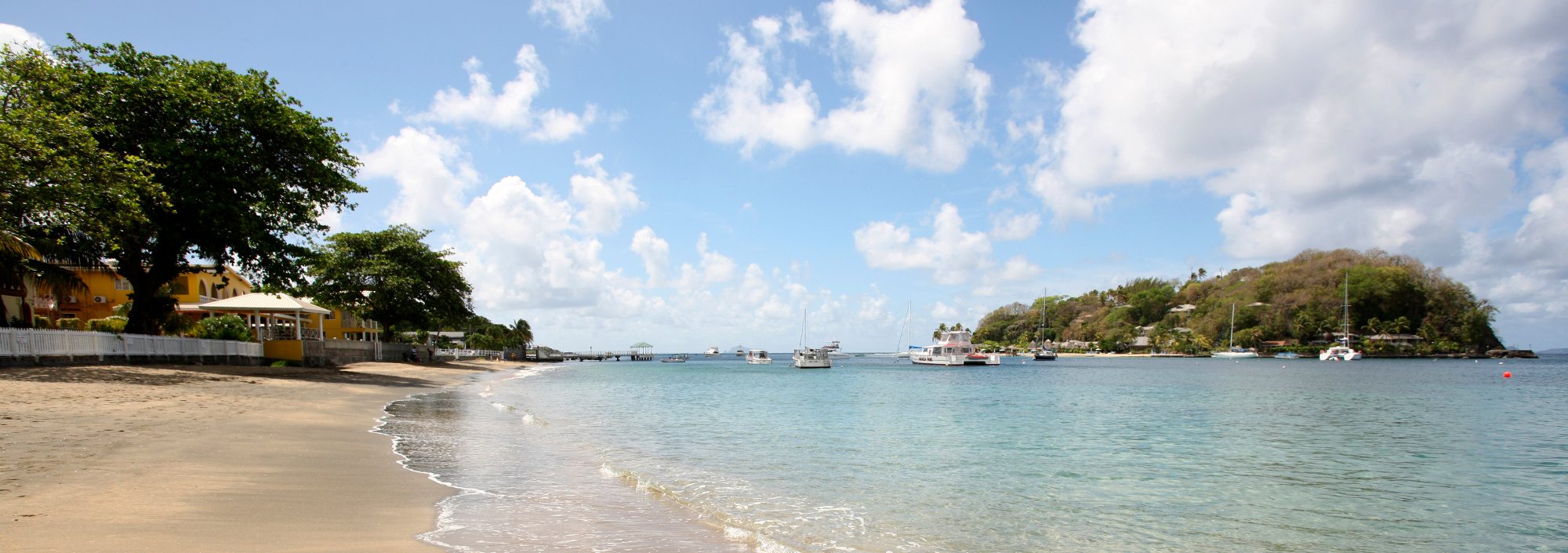 Sandstrand von St. Vincent mit vorgelagerter Insel