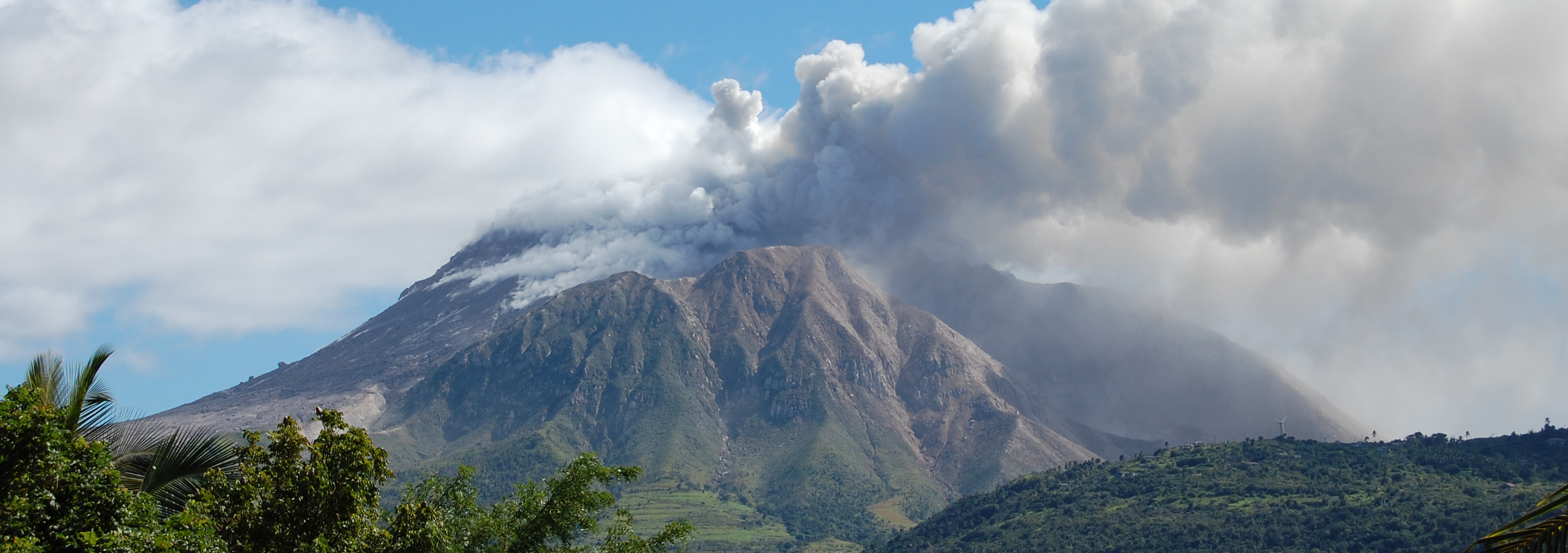 Dampfender Vulkan Soufriere auf Montserrat in der Karibik