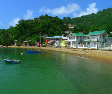 Kleiner Ort Charlotteville auf Tobago am Meer mit Fischerbooten und Holzhäusern