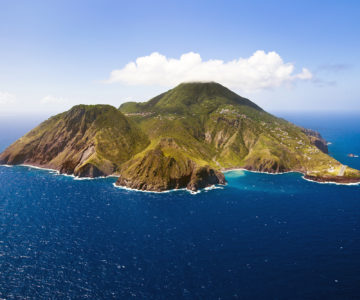 Die gesamte Insel Saba von Weitem aus der Luft