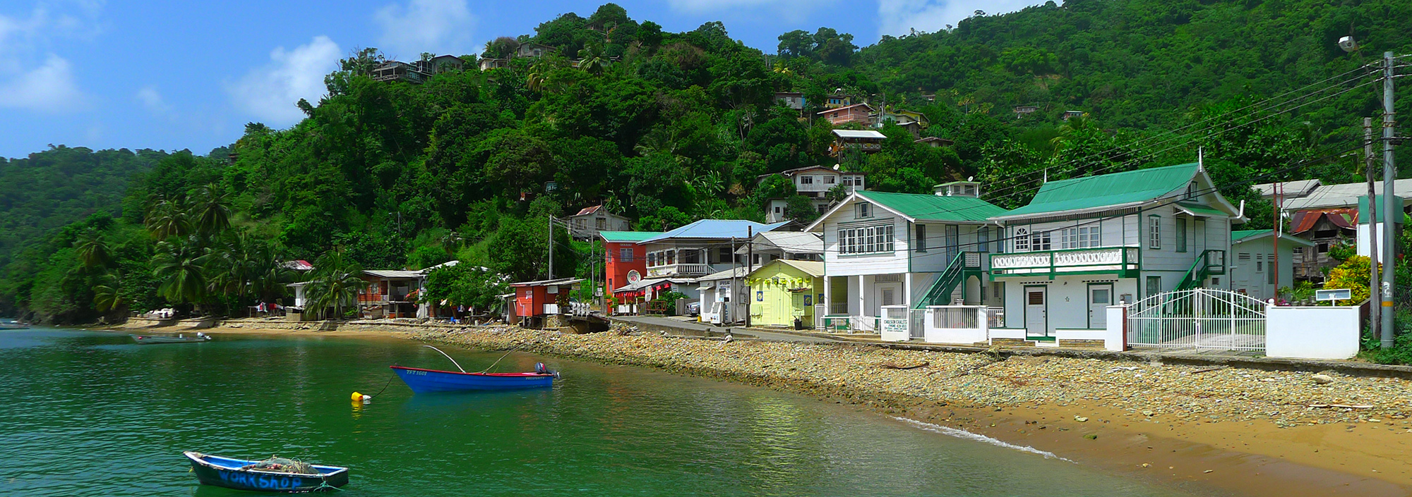Kleiner Ort Charlotteville auf Tobago am Meer mit Fischerbooten und Holzhäusern