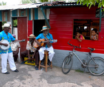 Straßenmusiker vor einer Bar in Jamaica