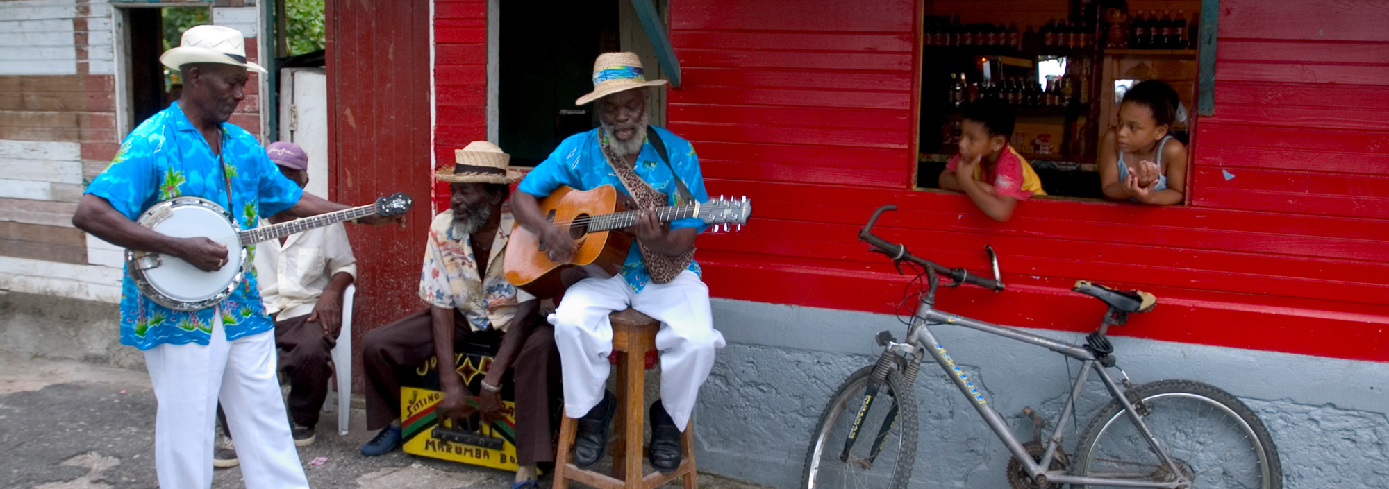Straßenmusiker vor einer Bar in Jamaica