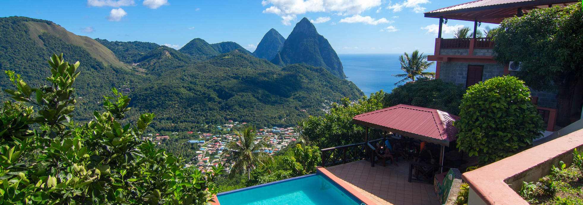 Blick auf die Pitons und Soufriere im Süden Saint Lucias