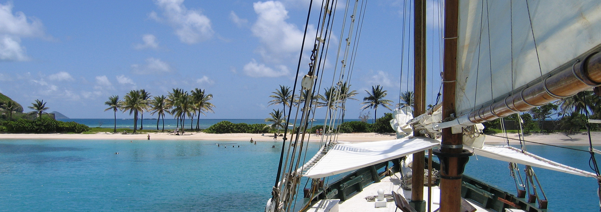 Segelyacht in einer Bucht vor Mayreau in den Grenadinen