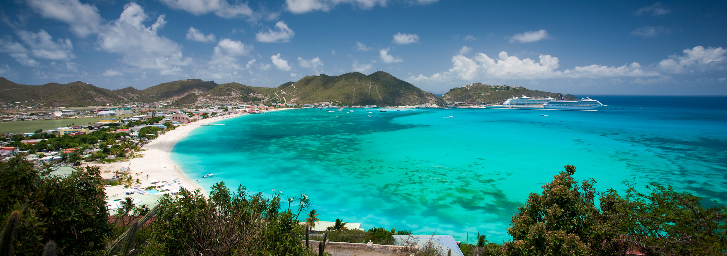 Bucht von Philipsburg auf St. Maarten mit ankernden Kreuzfahrtschiffen