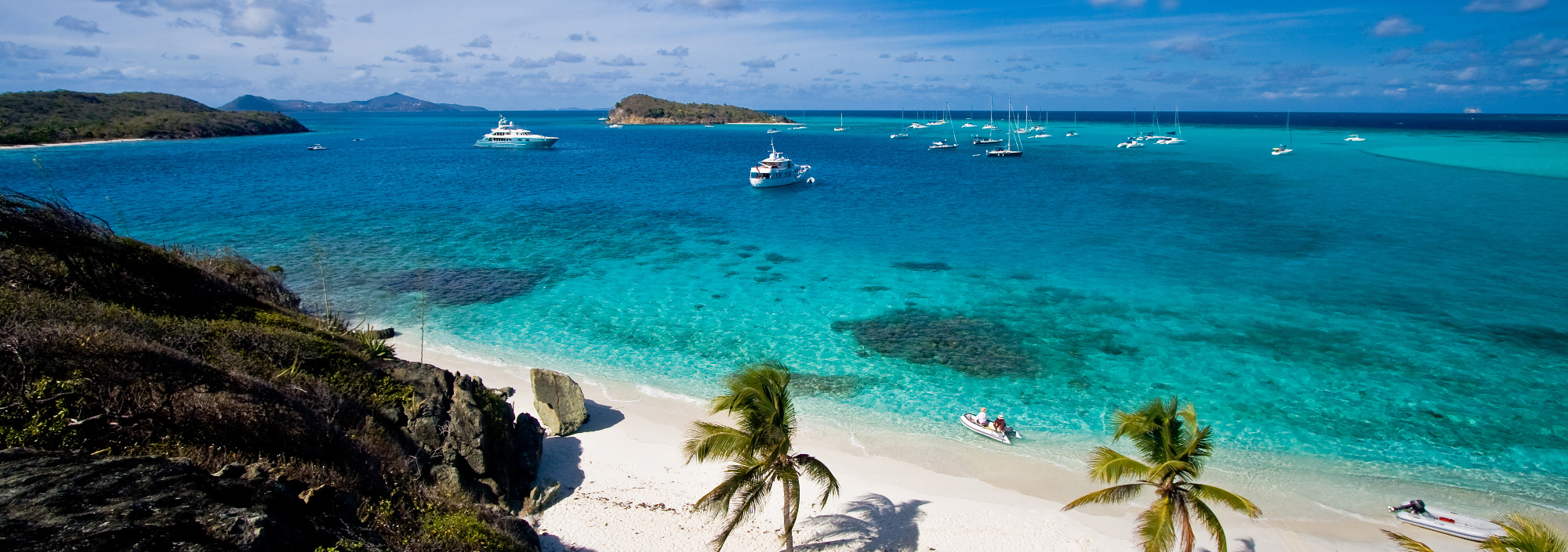 Ankernde Jachten im türkisblauen Wasser der Tobago Cays in den Grenadinen