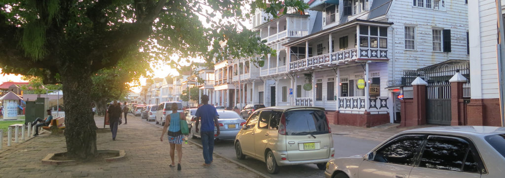 Stadtbummel in Paramaribo, Hauptstadt von Suriname, an der Uferpromenade mit restaurierten weißen Holzhäusern