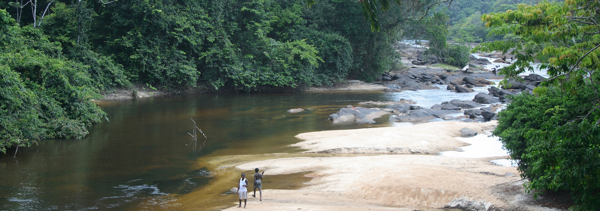 Gran Rio nahe Awarradam mit Sandbänken und großen Steinen mitten im Regenwald Surinames