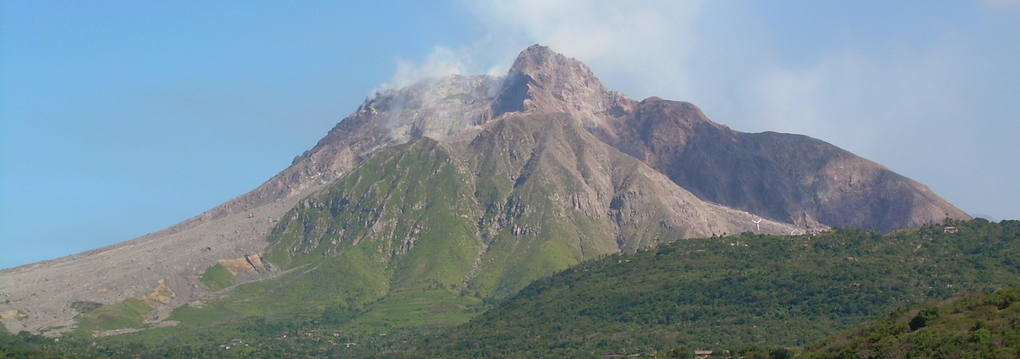 Blick auf den Vulkan Soufriere auf Montserrat in der Karibik
