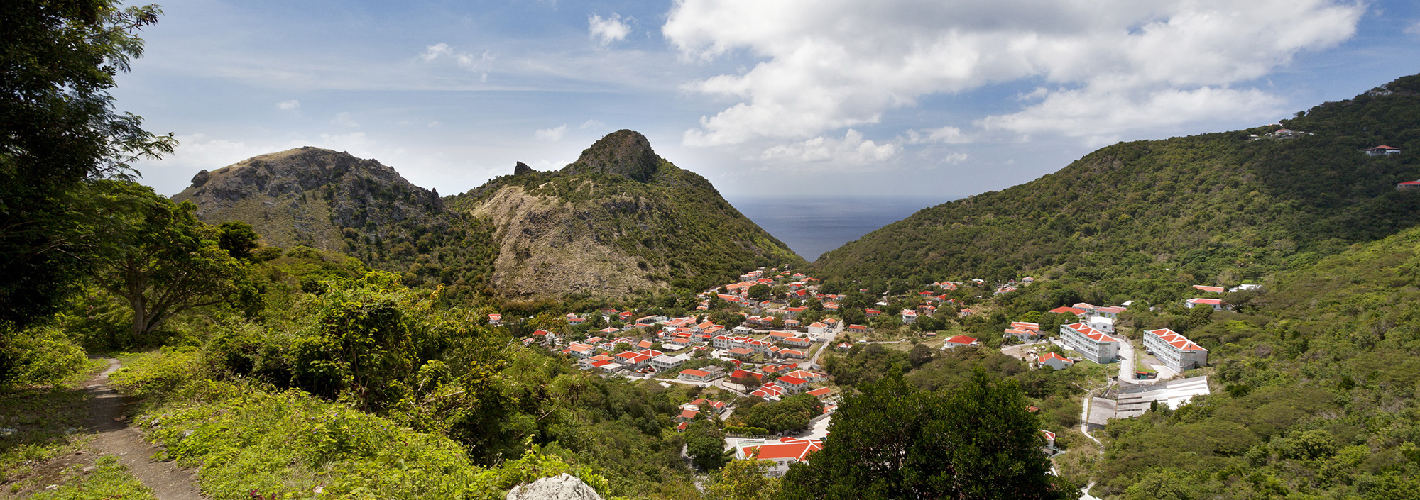 Blick über Saba von einem Wanderpfad aus