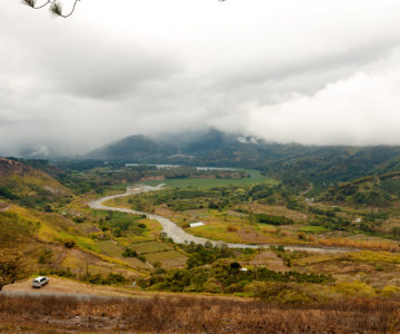 Blick ins Tal von Orosi mit dichten Nebelwolken, Costa Rica