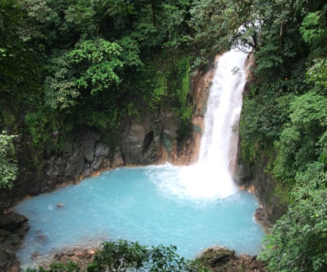 Wasserfall am türkisblauen Rio Celester im Norden von Costa Rica