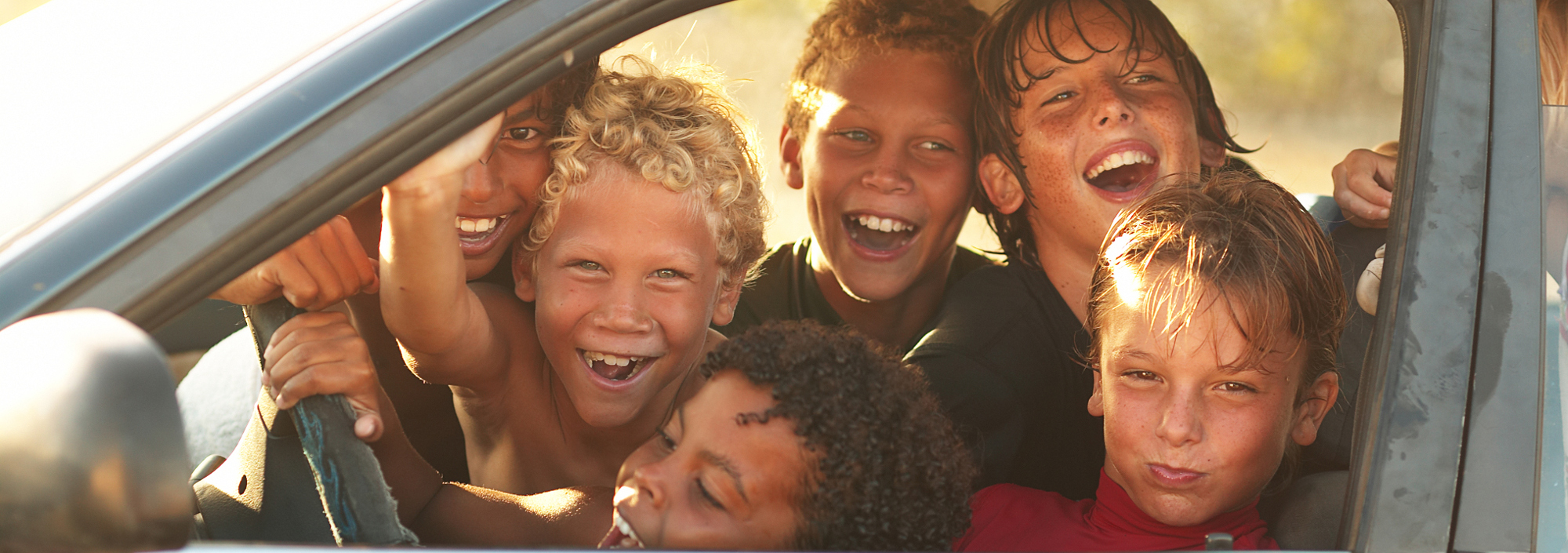 Lachende Kinde in einem Auto auf Curacao
