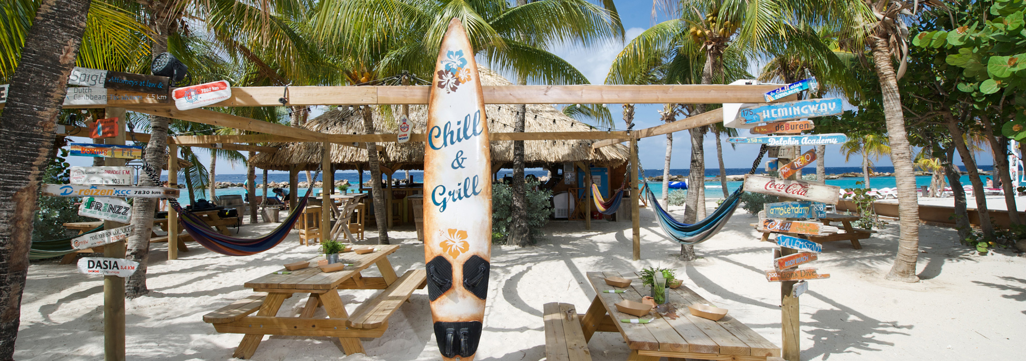 Strandbar des LionsDive Beach Resorts auf Curacao mit Blick aufs Meer