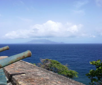 Auf Statia grüßt Saba am Horizont