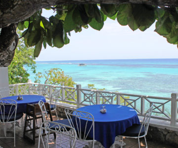 Karibisches Essen mit Meerblick genießen, Jamaica