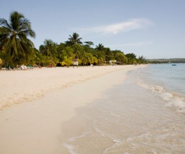 Weißer Sandstrand mit Palmen in Negril, Jamaica