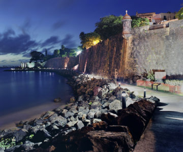Nächtlich erleuchtete Festung in San Juan, Puerto Rico