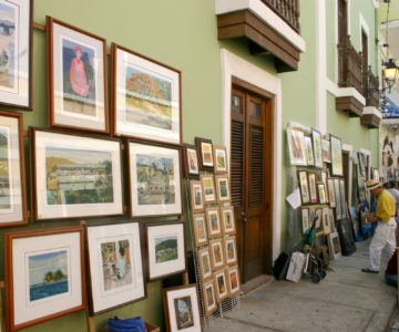 Galerie mit zahlreichen Bildern von Straßenkünstlern in einer Fußgängerzone in San Juan, Puerto Rico