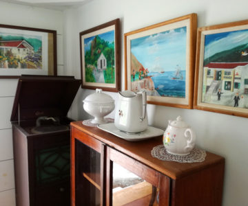 Saba Museum mit Gemälden, Plattenspieler und Keramik