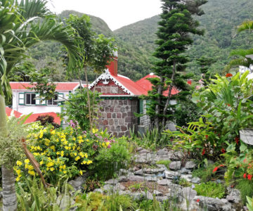 Steinhaus im Grünen im Ort Windwardside auf Saba