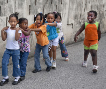 Spielende Kinder auf Statia