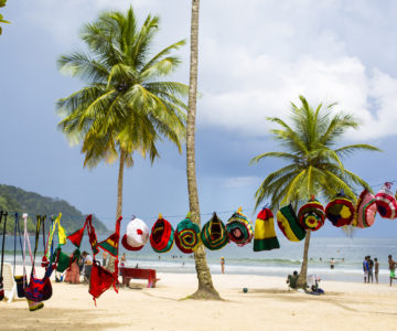 Eine Wäscheleine mit bunten Mützen am Strand von Maracas auf Trinidad