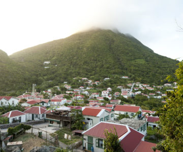 Blick auf die weißen Holzhäuser von Windwardside auf Saba