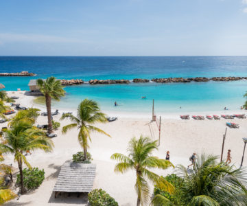 Sandstrand am LionsDive Beach Resort auf Curacao