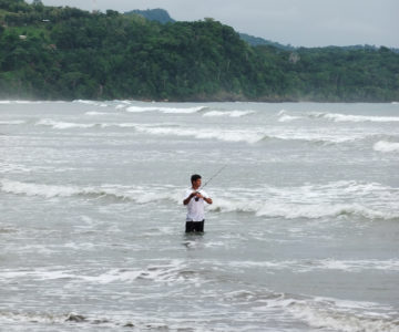 Angler an der Bahia Ballena am Pazifik, Costa Rica