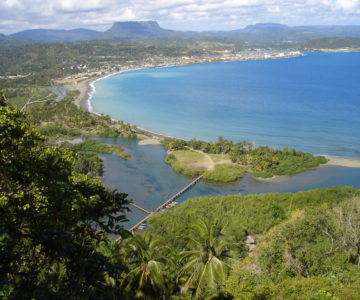 Blick über die Bucht von Baracoa im Osten Cubas