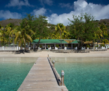 Bequia Plantation Hotel, Bequia, Admiralty Bay, Blick vom Meer zum Strand und der Anlage