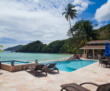 Blue Waters Inn, Tobago, Speyside, Poolanlage mit Blick auf das Meer