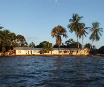 Lodge Christiaankondre, Suriname, Galibi, Blick vom Fluss auf die Lodge