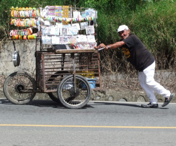 Mobiler Verkäufer mit eigenem Wagen im Landesinneren der Dominikanischen Republik
