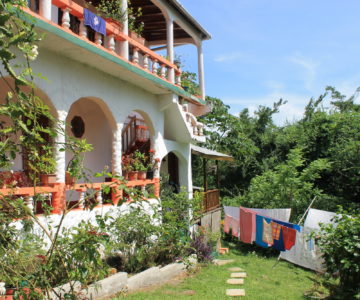 Drapers San Guesthouse, Jamaica, Port Antonio, Aussenansicht mit Garten